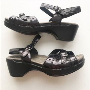 Dansko Black Crinkle Patent Sissy Sandals